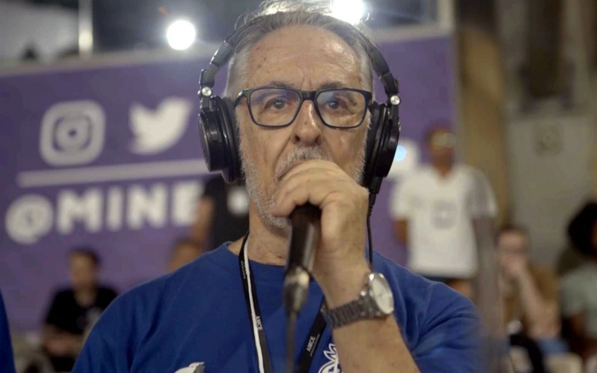 Alberto Rodrigues narrando um jogo, com fones e microfone