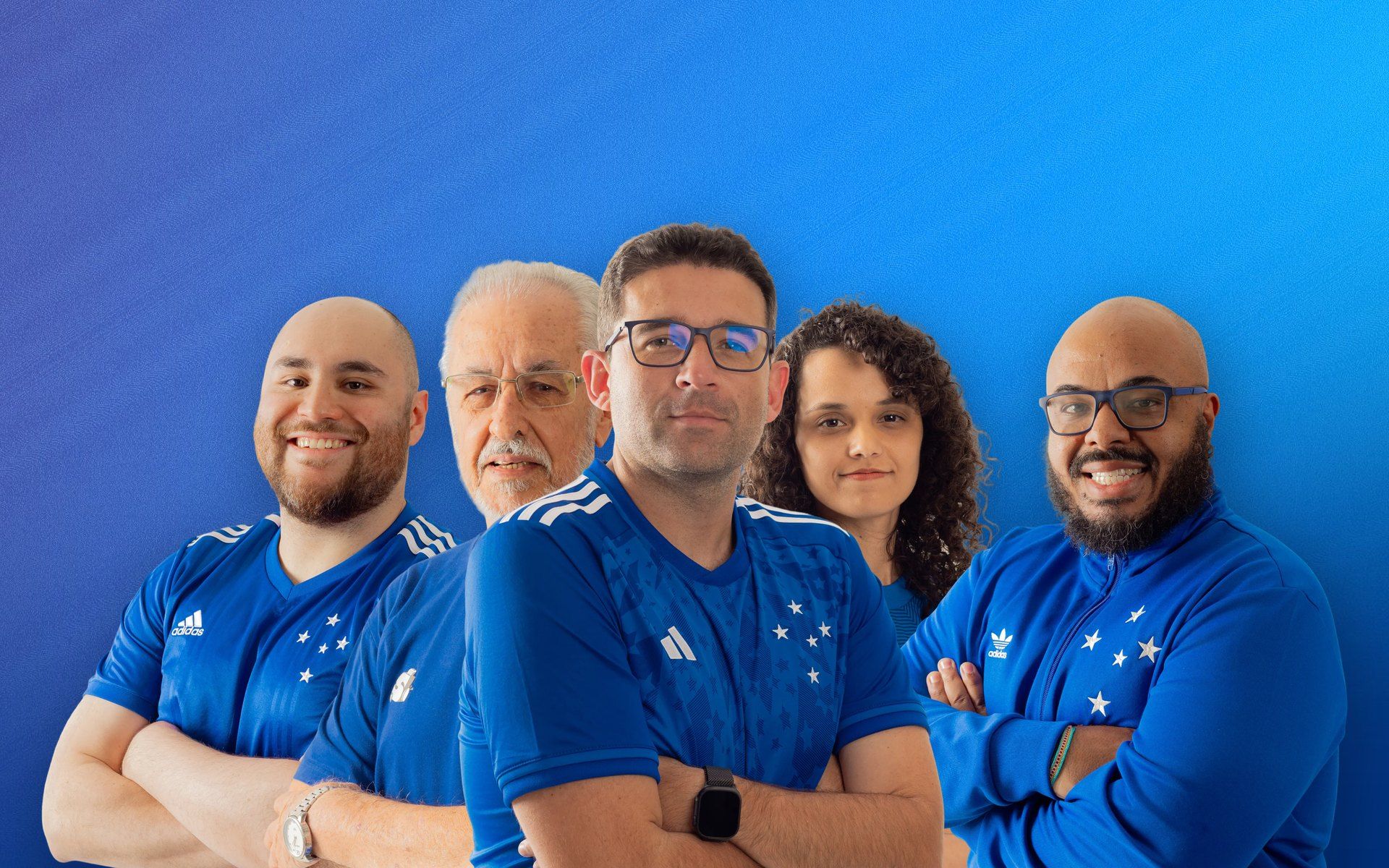 A bancada da Samuca TV: cinco integrantes da equipe com a camisa do Cruzeiro